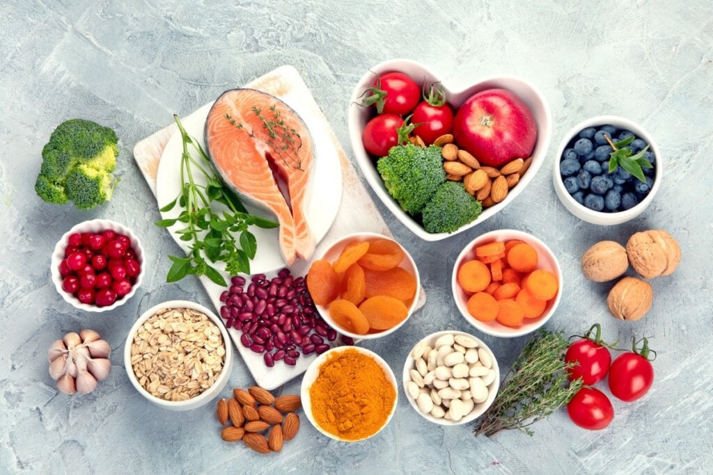 Dieta rica em nutrientes, acompanhada de uma orienta&ccedil;&atilde;o m&eacute;dica, oferece benef&iacute;cios durante a menopausa (Imagem: Tatjana Baibakova | Shutterstock)