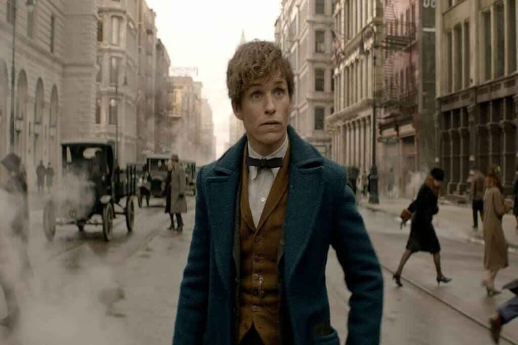 &lsquo;Animais Fant&aacute;sticos e Onde Habitam&rsquo; narra a hist&oacute;ria de um magizoologista que, ap&oacute;s perder as criaturas m&aacute;gicas de sua maleta, tenta captur&aacute;-las antes que os trouxas os descubram (Imagem: Reprodu&ccedil;&atilde;o digital | Warner Bros. Pictures)