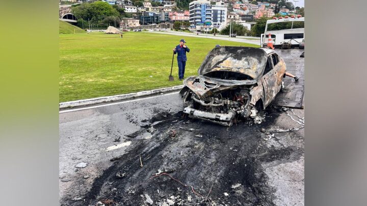 Carro foi incendiado em Florianópolis no dia 19