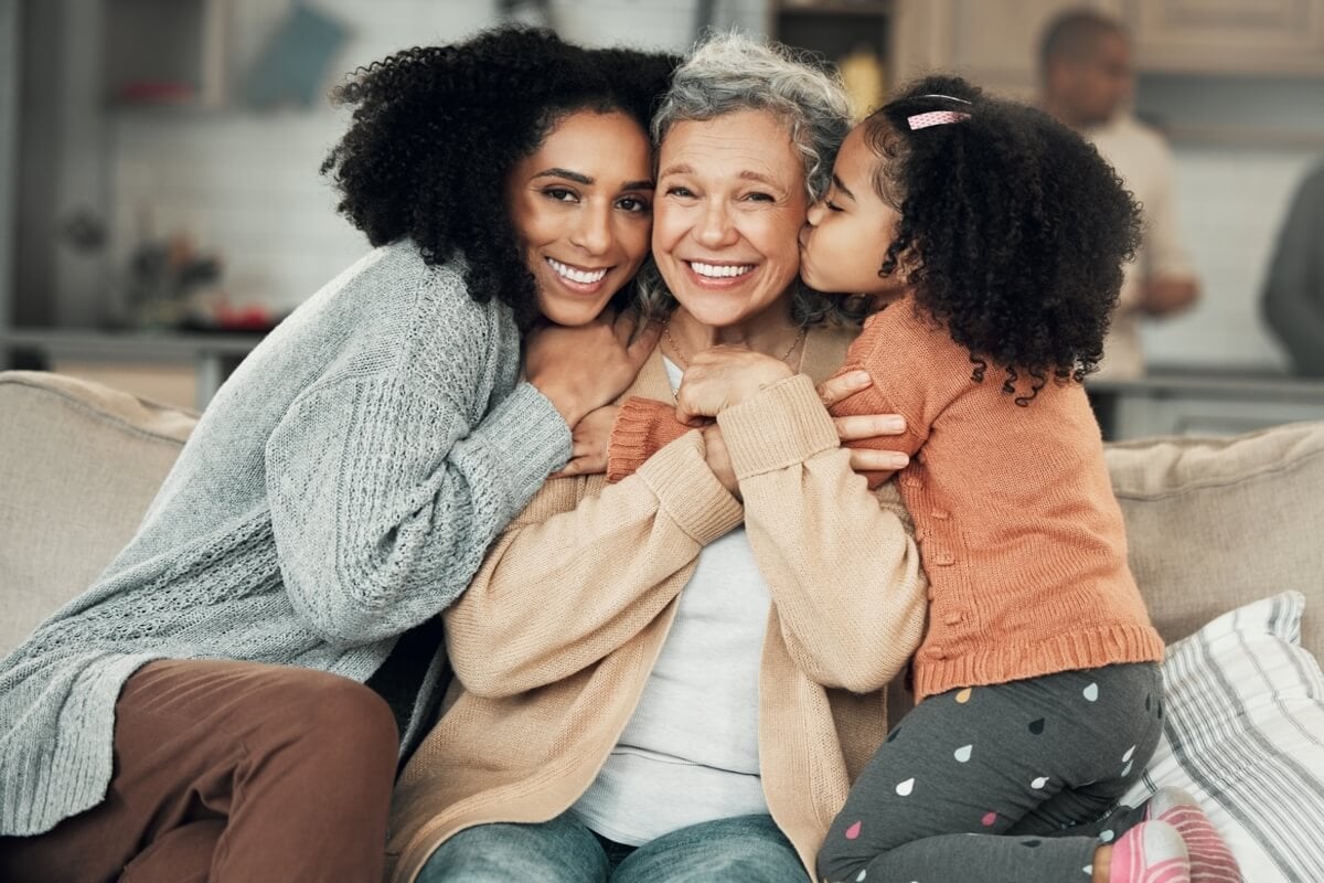 Cada fase da vida traz desafios únicos; a autovalorização nos ensina a enfrentá-los com força e dignidade (Imagem: PeopleImages.com - Yuri A | Shutterstock)