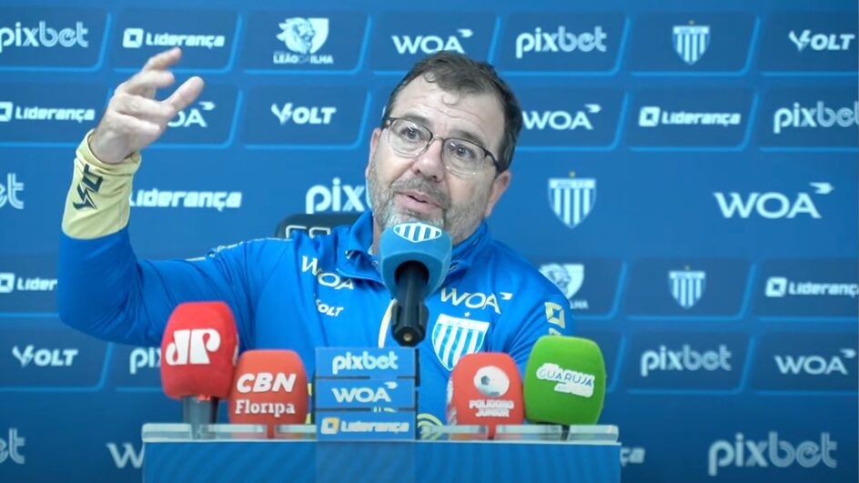 Técnico Enderson Moreira falou das dificuldades do Avaí na entrevista coletiva após o empate em 0 x 0 com o Brusque (Foto: reprodução, Avaí Play)