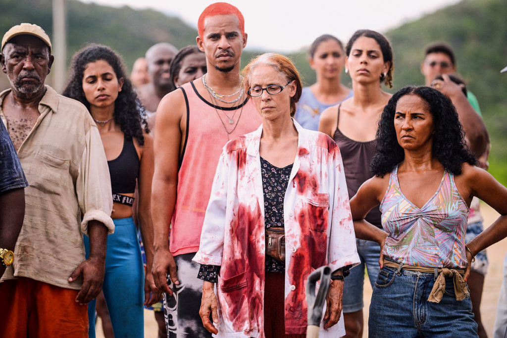 “Bacurau” retrata a vida de uma comunidade fictícia isolada no sertão brasileiro (Imagem: Reprodução digital | Vitrine Filmes)