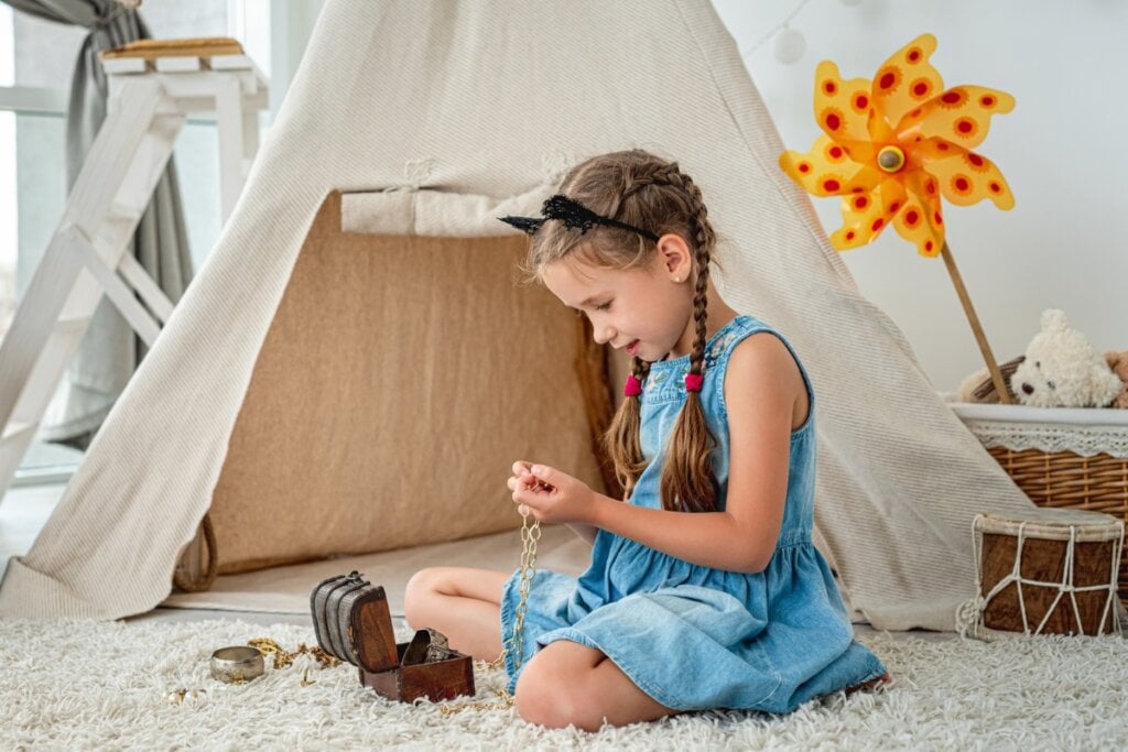 Brincar estimula o desenvolvimento social e intelectual das crian&ccedil;as (Imagem: Tatyana Vyc | Shutterstock)