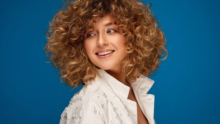 Cabelos volumosos estão em alta e oferecem ousadia e estilo aos looks (Imagem: kiuikson | Shutterstock)