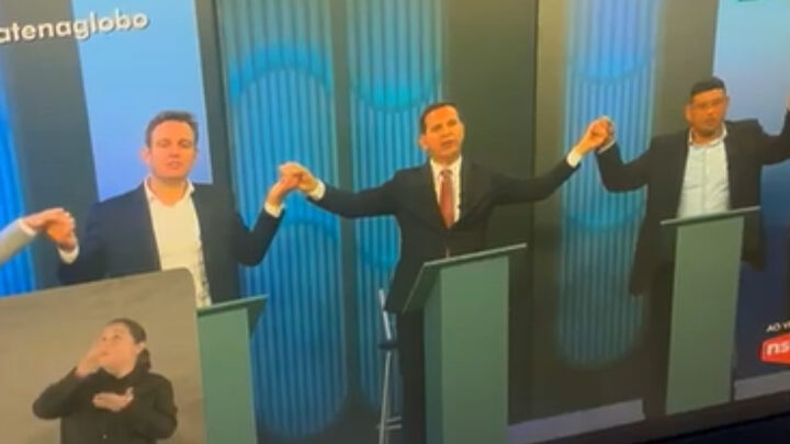 Candidato reúne participantes em Pai Nosso coletivo no final do debate em Criciúma