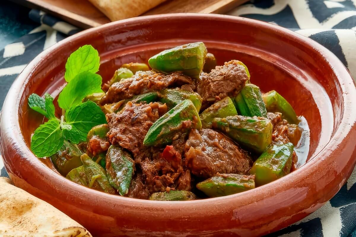 Carne com quiabo (Imagem: Thao Lan | Shutterstock)