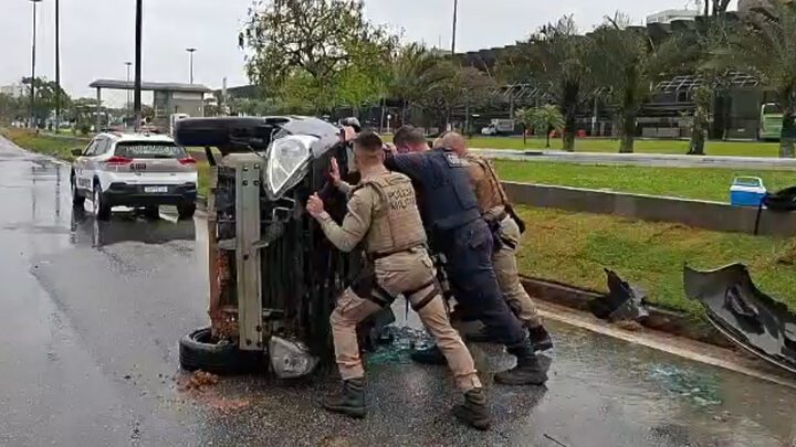 Carro tomba no acesso à ponte Colombo Salles em Florianópolis
