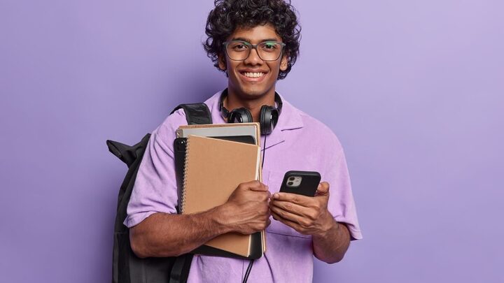O uso excessivo do celular pode comprometer o aprendizado (Imagem: Wayhome Studio | Shutterstock)