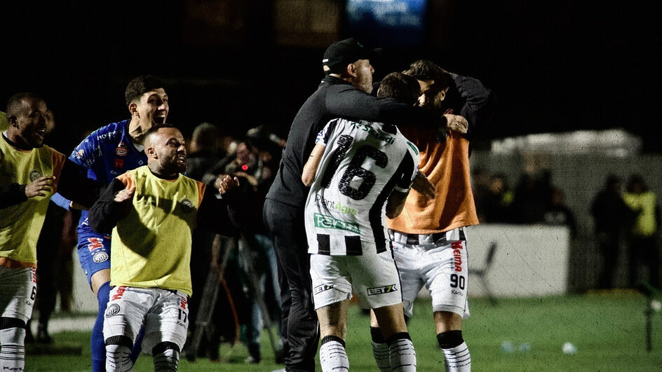 Operário comemora vitória contra a Chapecoense (Foto: Enzo Binotto, OFEC)
