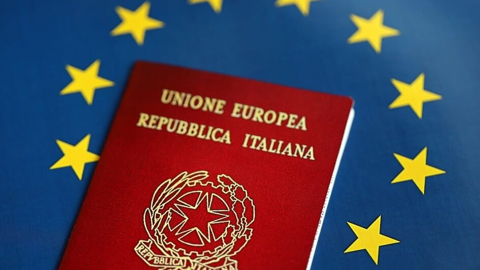 Número crescente de pessoas optando por residir temporariamente na Itália tem aumentado os casos de cassação de cidadania (Imagem: Mehaniq | Shutterstock)