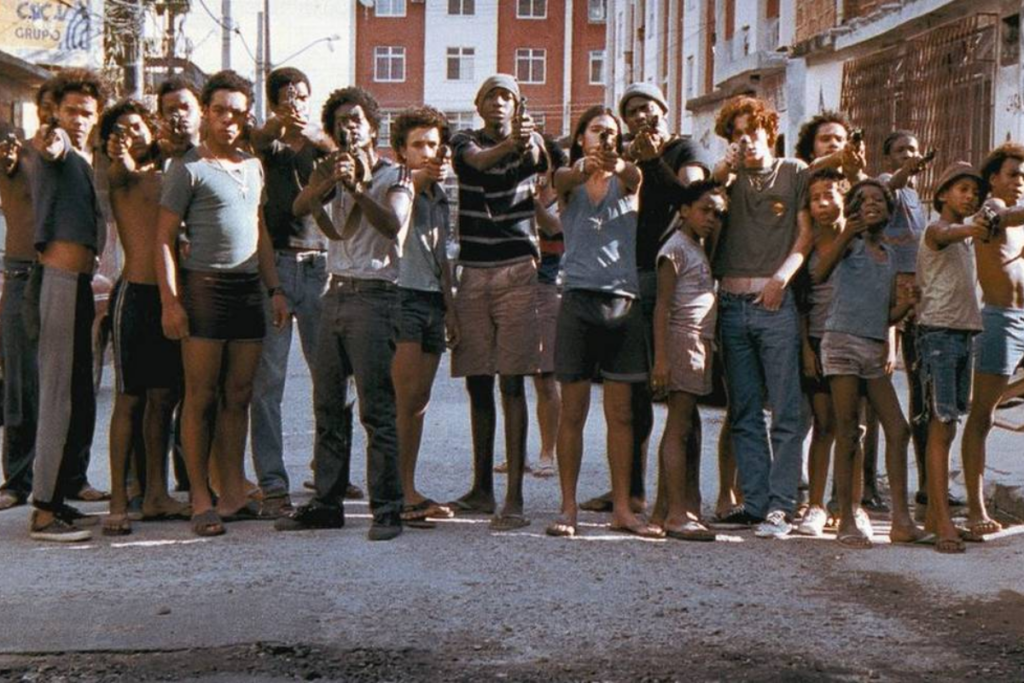 “Cidade de Deus” retrata a história de jovens que cresceram em uma comunidade carente cercada pelo crime organizado (Imagem: Reprodução digital | Imagem Filmes)