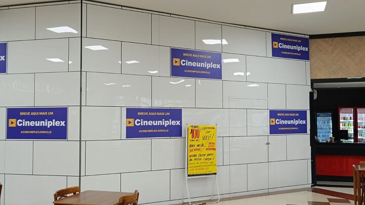 Anúncio do novo cinema em Joinville (Foto: Vinicius Tóffoli, NSC Total)