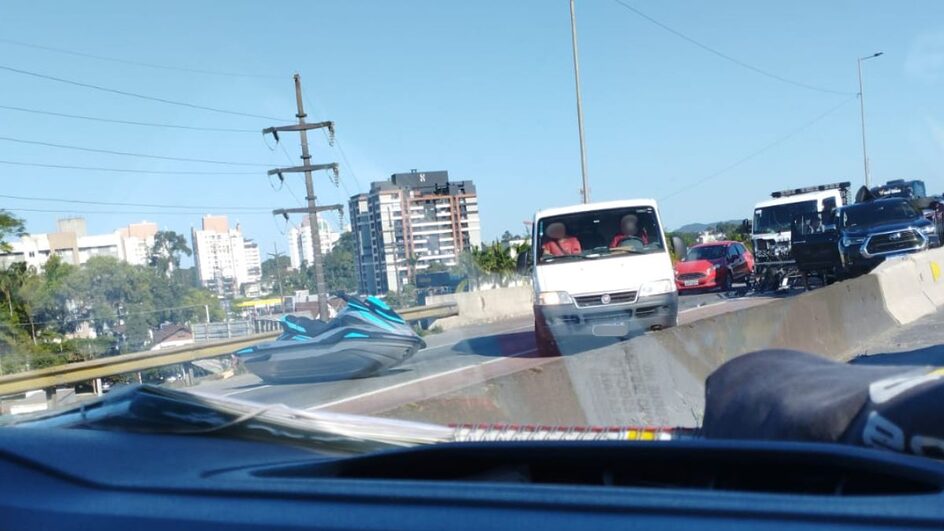 Jet ski ficou na pista após o acidente (Foto: Reprodução, redes sociais)
