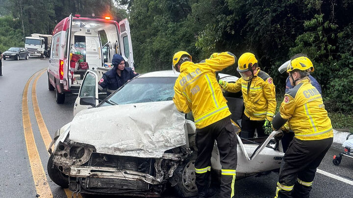 Colisão entre caminhão e carro deixa um ferido na BR-282 na Grande Florianópolis