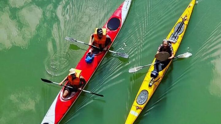 Canoistas realizam passeios de madrugada em cenário paradisíaco.