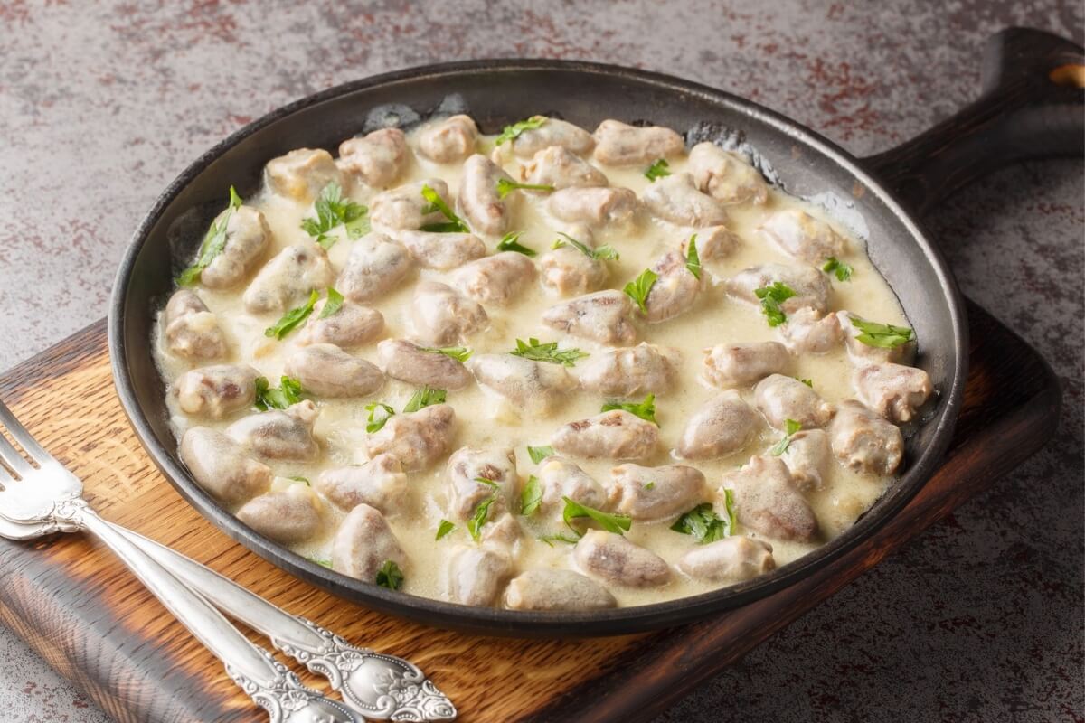 Coração de frango com molho cremoso (Imagem: AS Foodstudio | Shutterstock)