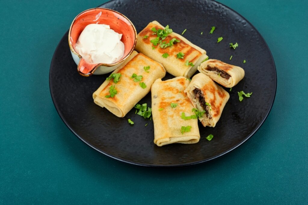 Crepes recheados com f&iacute;gado bovino (Imagem: Lunov Mykola | Shutterstock)