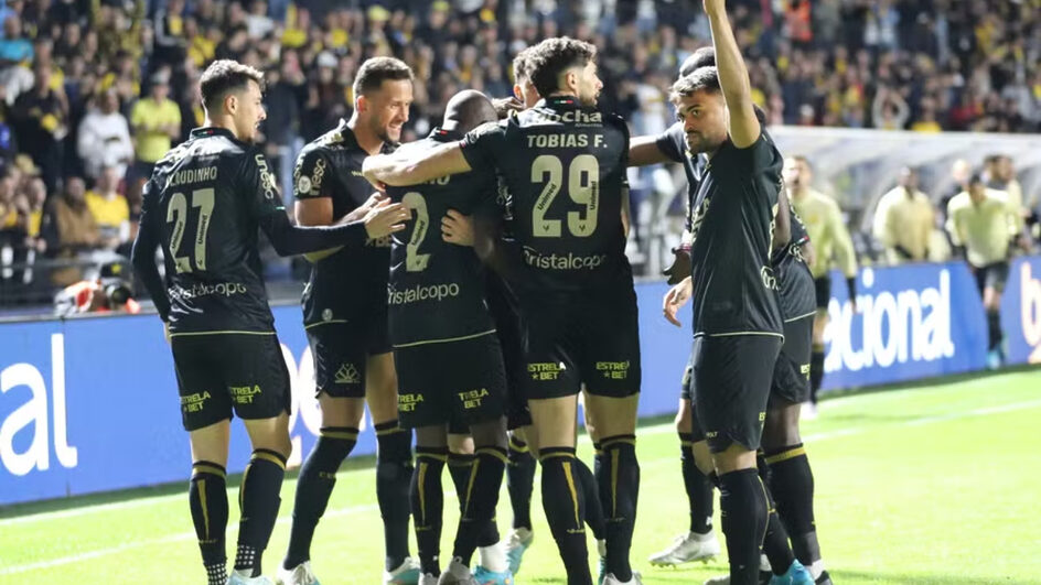 Criciúma comemora vitória contra o Atlético-GO (Foto: Celso da Luz, Criciúma EC)