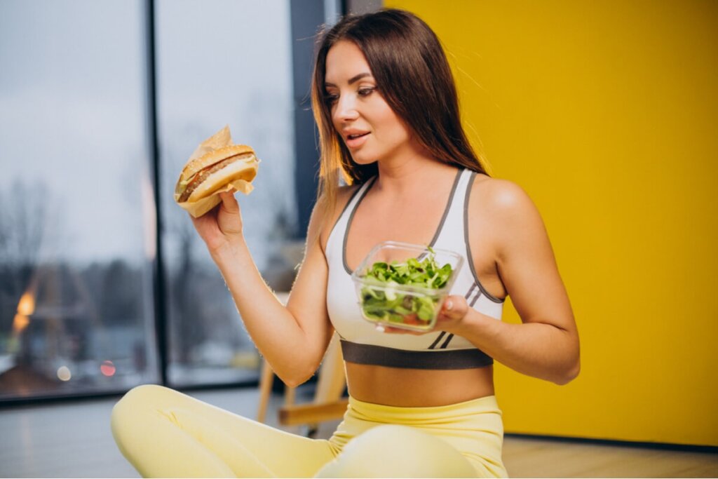 Classificar os alimentos em saudáveis ou não pode fazer com que as pessoas se sintam culpadas ao comer (Imagem: PH888 | Shutterstock)