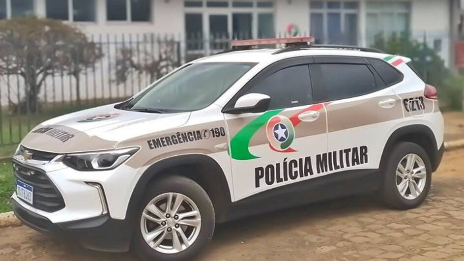 Dois carros são incendiados após tentativa de homícidio em briga entre gangues