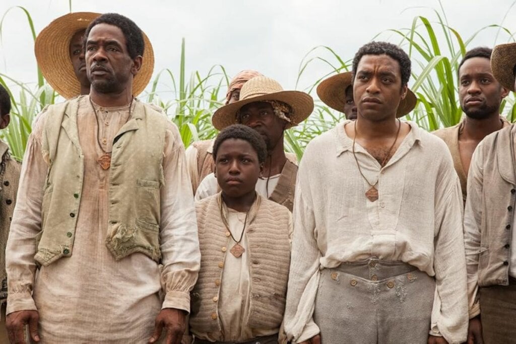 “Doze Anos de Escravidão” retrata a vida de Solomon Northup, um homem negro livre que é sequestrado e vendido como escravo (Imagem: Reprodução digital | 20th Century Studios, Lions Gate Entertainment, Walt Disney Studios Motion Pictures, Mars Films, Filmcompagniet e SF Film)