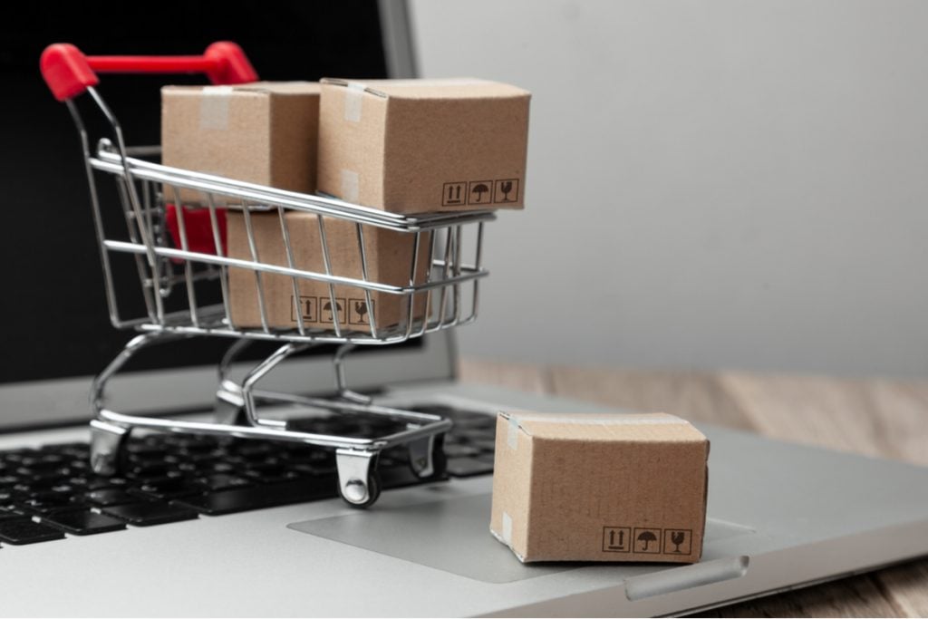O ambiente de compras online é cada vez mais relevante para atender às expectativas dos clientes (Imagem: ADragan | Shutterstock)