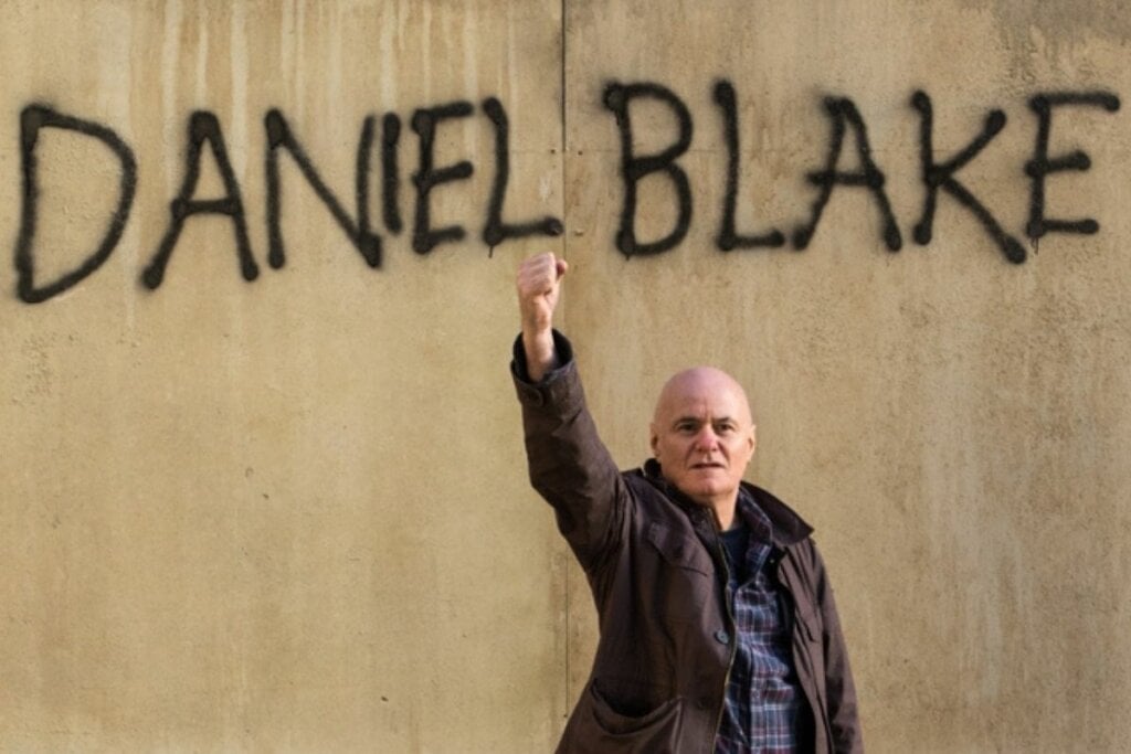 “Eu, Daniel Blake” faz um retrato sensível das dificuldades enfrentadas pelas pessoas mais vulneráveis em acessar os direitos básicos (Imagem: Reprodução digital | Le Pacte, Scanbox Entertainment e Entertainment One Films)