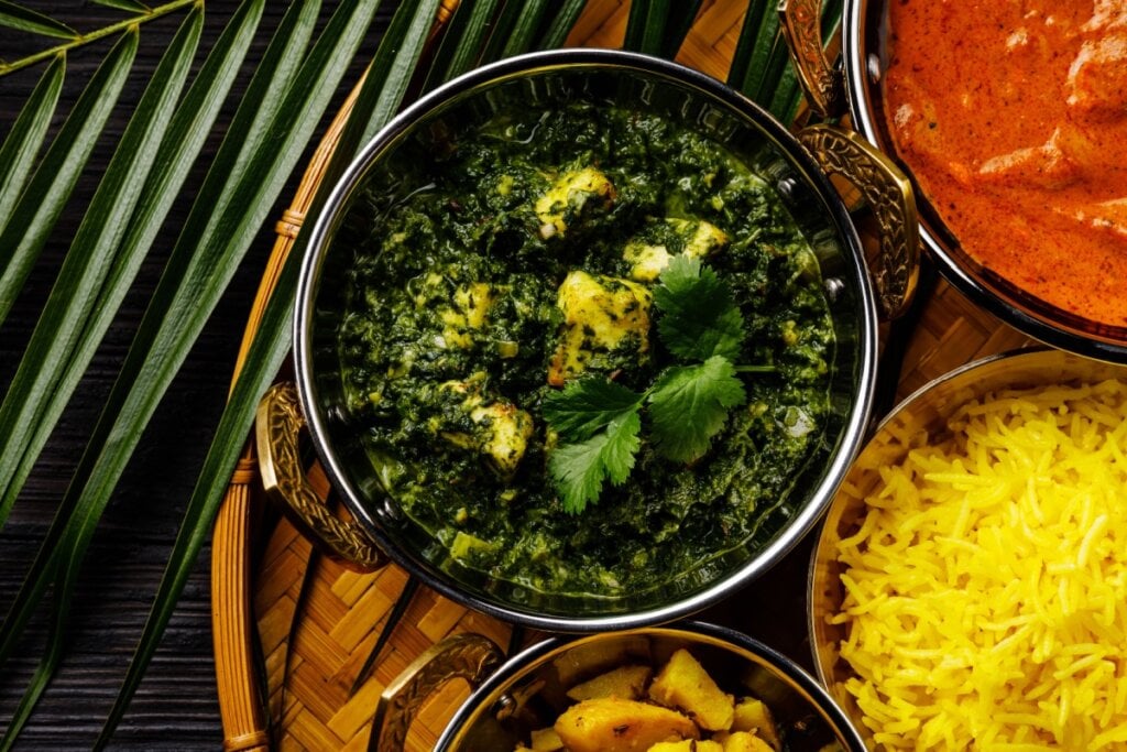 Frango ao curry com ora-pr&oacute;-n&oacute;bis (Imagem: Natalia Lisovskaya | Shutterstock)