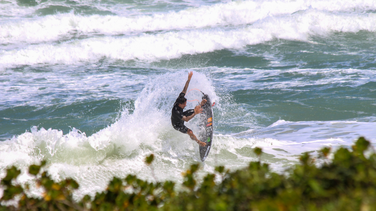 Gabriel Medina curte férias e surfa em praia famosa de Florianópolis (2)