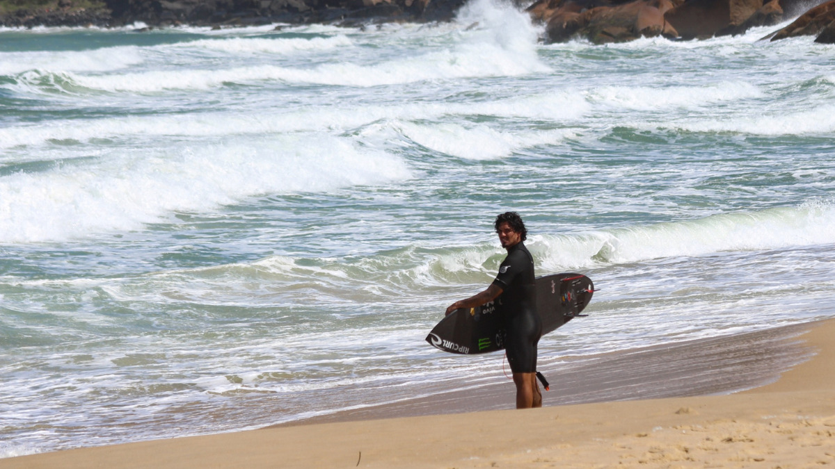 Gabriel Medina curte férias e surfa em praia famosa de Florianópolis (2)