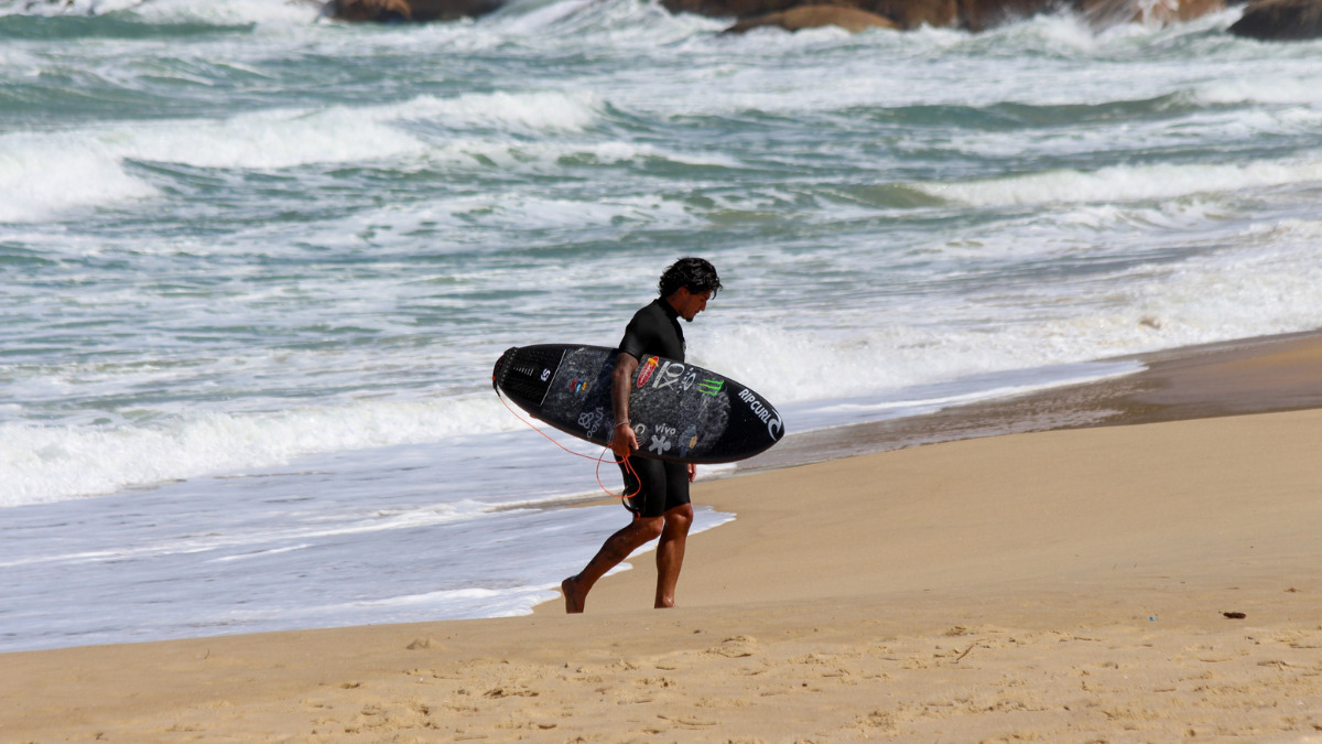 Gabriel Medina curte férias e surfa em praia famosa de Florianópolis (2)