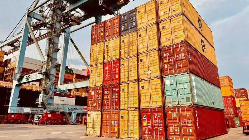 Porto de Itajaí recebe gigante navio cargueiro.