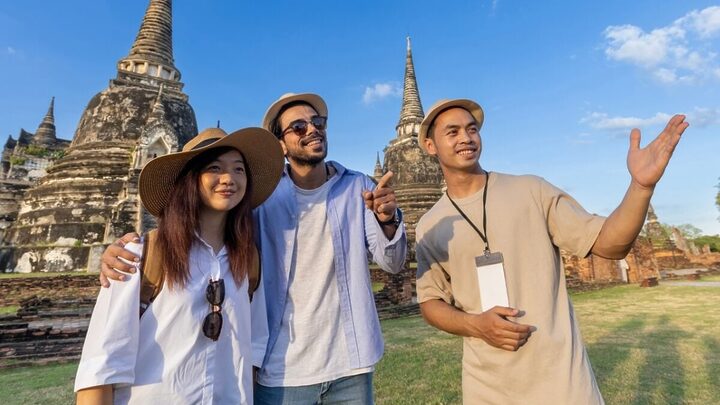 Carreiras que combinam viagens com a descoberta de novas culturas promovem o desenvolvimento de habilidades profissionais valiosas para o mercado (Imagem: Akarawut | Shutterstock)