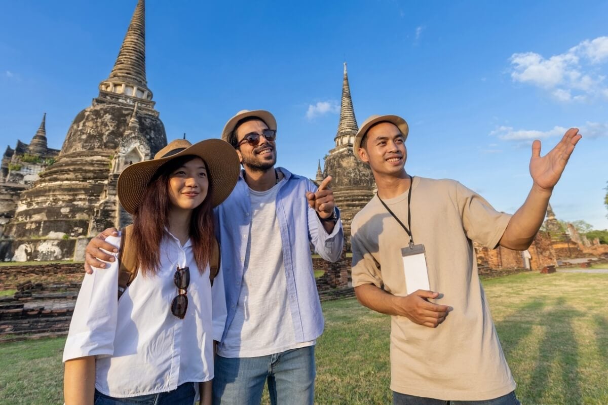 Carreiras que combinam viagens com a descoberta de novas culturas promovem o desenvolvimento de habilidades profissionais valiosas para o mercado (Imagem: Akarawut | Shutterstock)