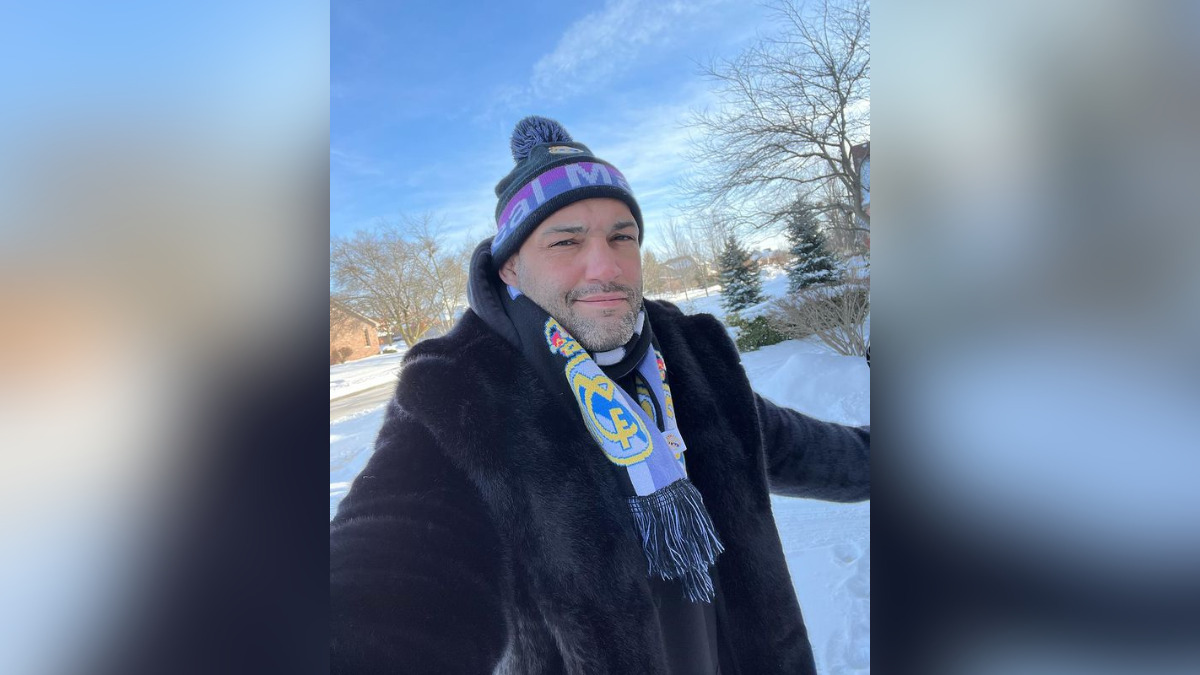 Ex-lutador Guilherme Bomba vestindo roupas de inverno em um ambiente externo com neve 