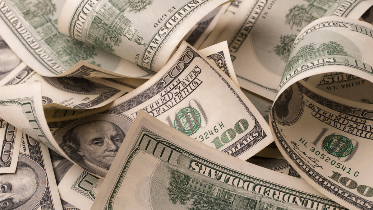 Homem ganha bolada de R$ 5,7 milhões após encontrar dinheiro no chão e comprar bilhete da loteria