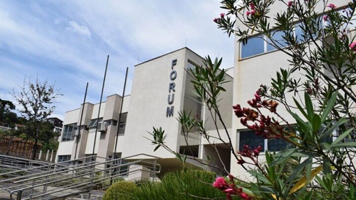 Homem que deu quatro tiros na mulher após discussão por causa de cartão é condenado em SC