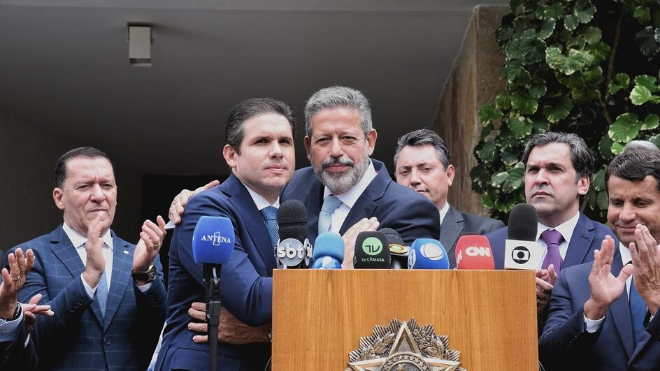 Hugo Motta (à esq. na foto) e Arthur Lira em declaração de apoio na disputa pela presidência da Câmara dos Deputados (Foto: Facebook, Divulgação)