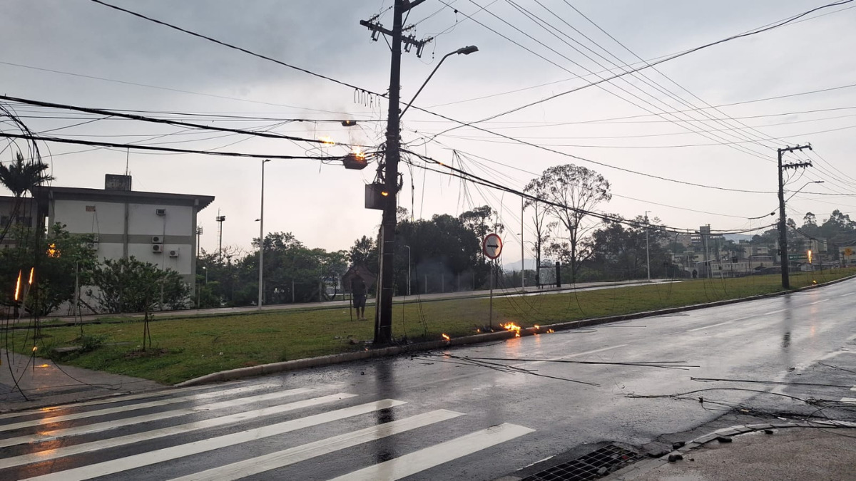 Incêndio atinge poste e derruba fios em via movimentada de Florianópolis