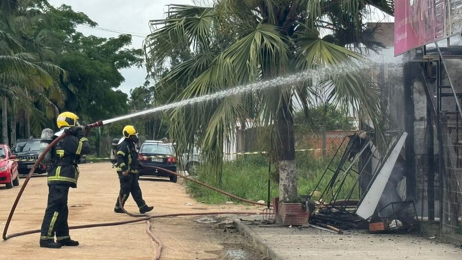 Incêndio no Sul catarinense destrói loja de roupas.