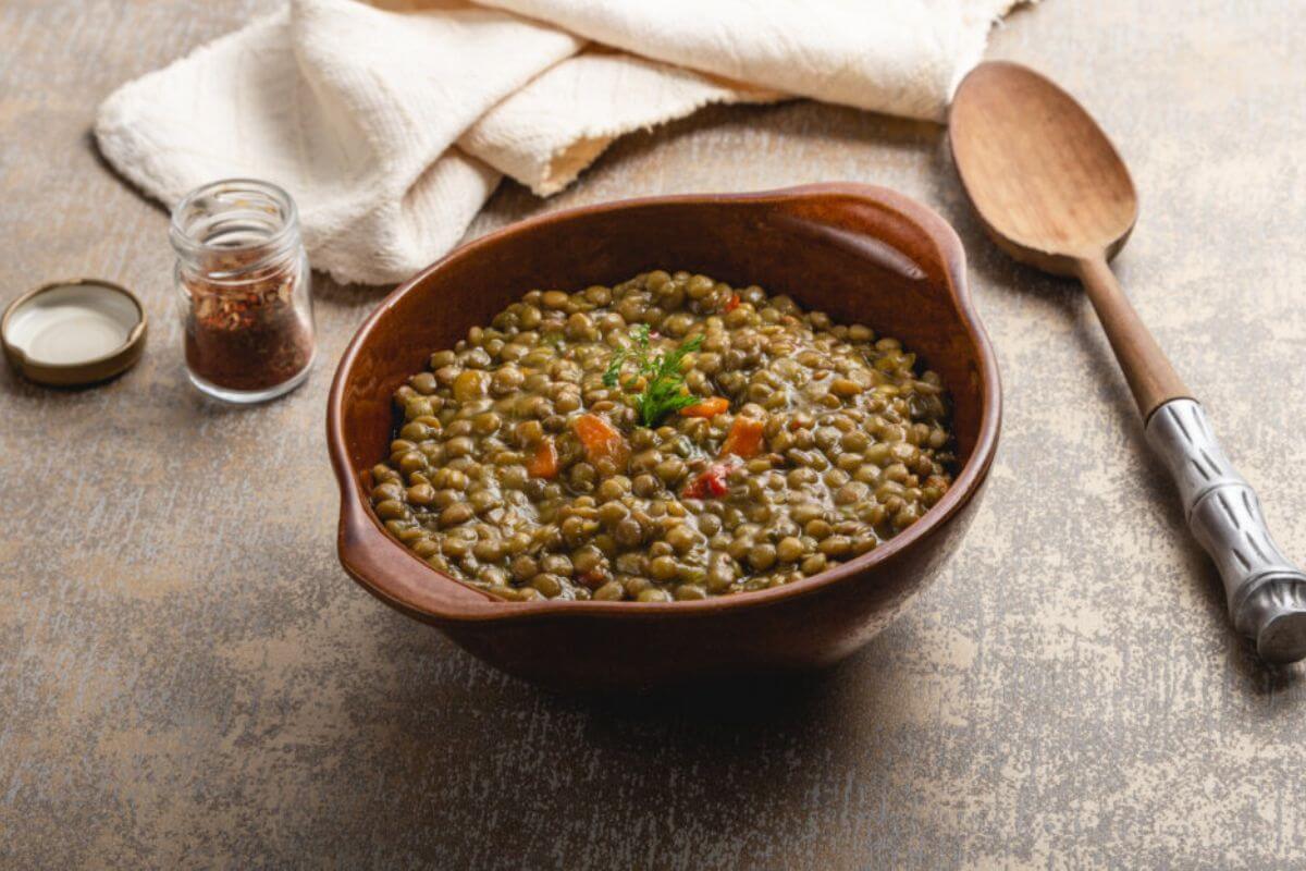 A lentilha é uma das fontes vegetais mais ricas em proteínas (Imagem: fotomova | Shutterstock)