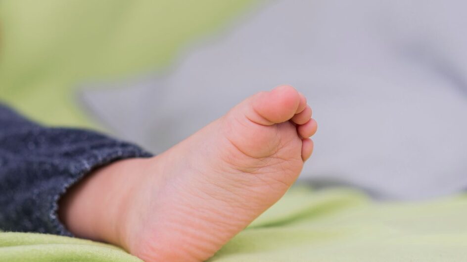 Bebê de oito meses retirada do próprio velório teria falecido no hospital, aponta MP.