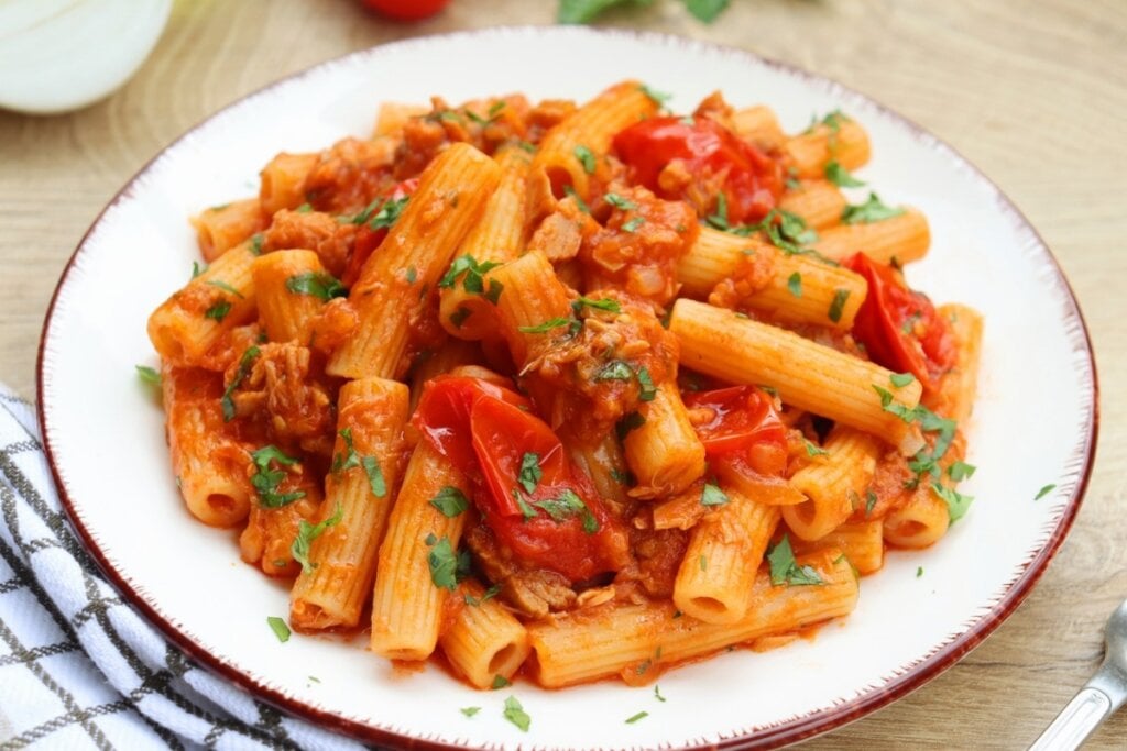 Macarr&atilde;o com atum e molho de tomate (Imagem: KANGIITALY | Shutterstock)