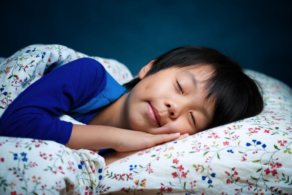 Mudanças no sono da criança podem indicar que ela está lidando com algum sentimento difícil (Imagem: Hung Chung Chih | Shutterstock)