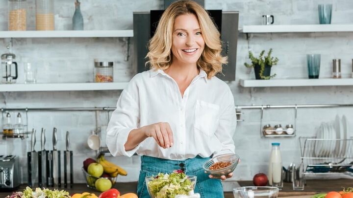 Alimentação saudável ajuda a reduzir os sintomas da menopausa e aumenta a qualidade de vida (Imagem: LightField Studios | Shutterstock)