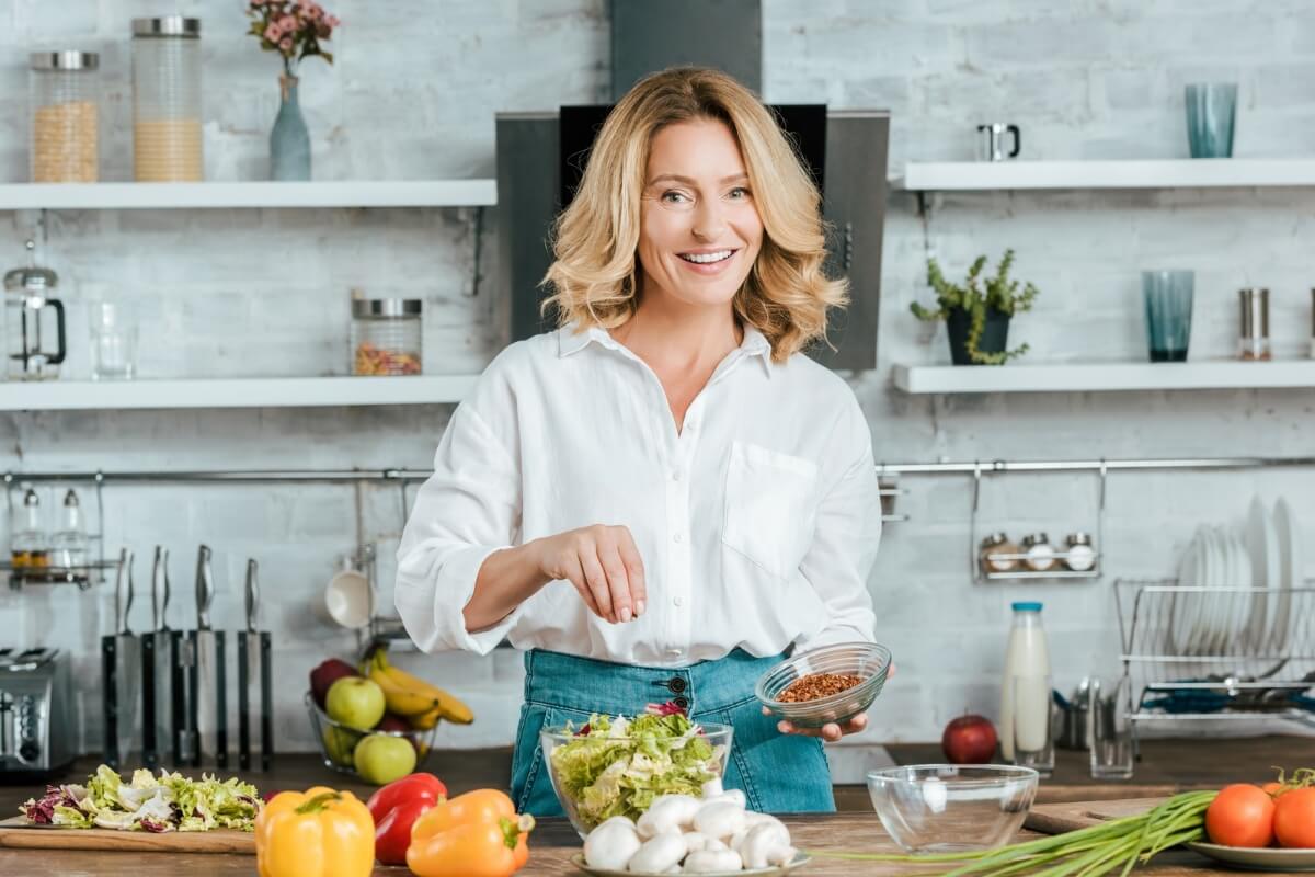 Alimentação saudável ajuda a reduzir os sintomas da menopausa e aumenta a qualidade de vida (Imagem: LightField Studios | Shutterstock)