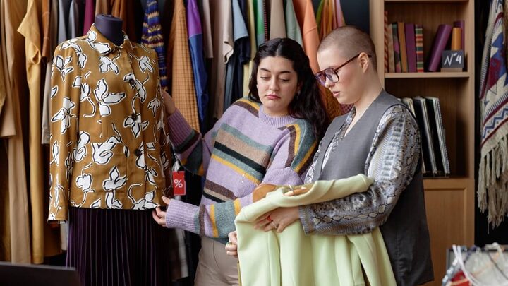 A indústria da moda oferece diversas oportunidades e valoriza habilidades técnicas, sensibilidade estética e conhecimento sobre tendências (Imagem: SeventyFour | Shutterstock)