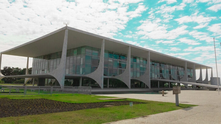 Mulher invade o Palácio do Planalto após ficar pelada
