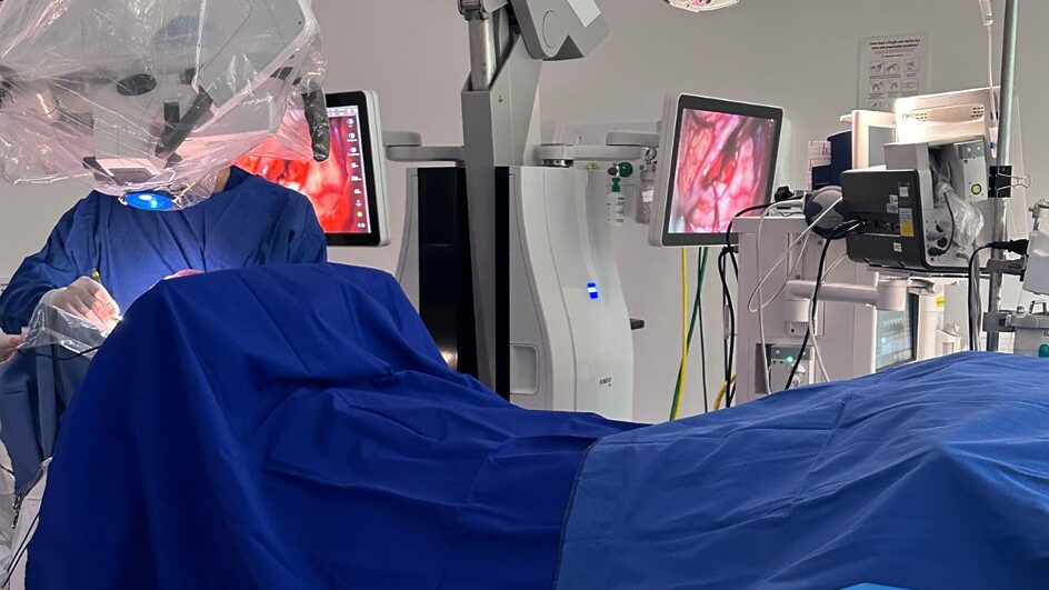 Cirurgias em pacientes acordados vão iniciar em Chapecó.