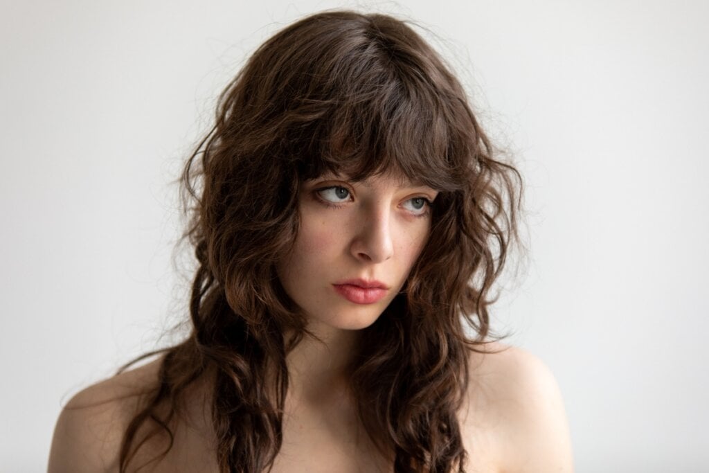 O shaggy hair &eacute; um corte com camadas e bastante repicado (Imagem: Freeman Studio | Shutterstock)